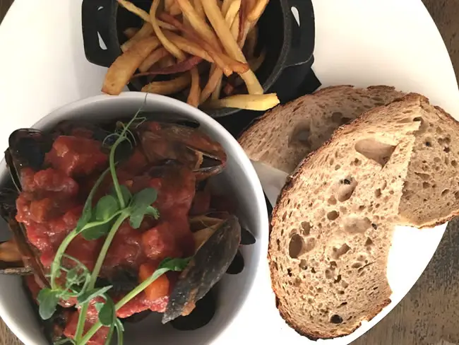 Mussels, chorizo, tomato and saffron sauce, straw fries and baked bread 